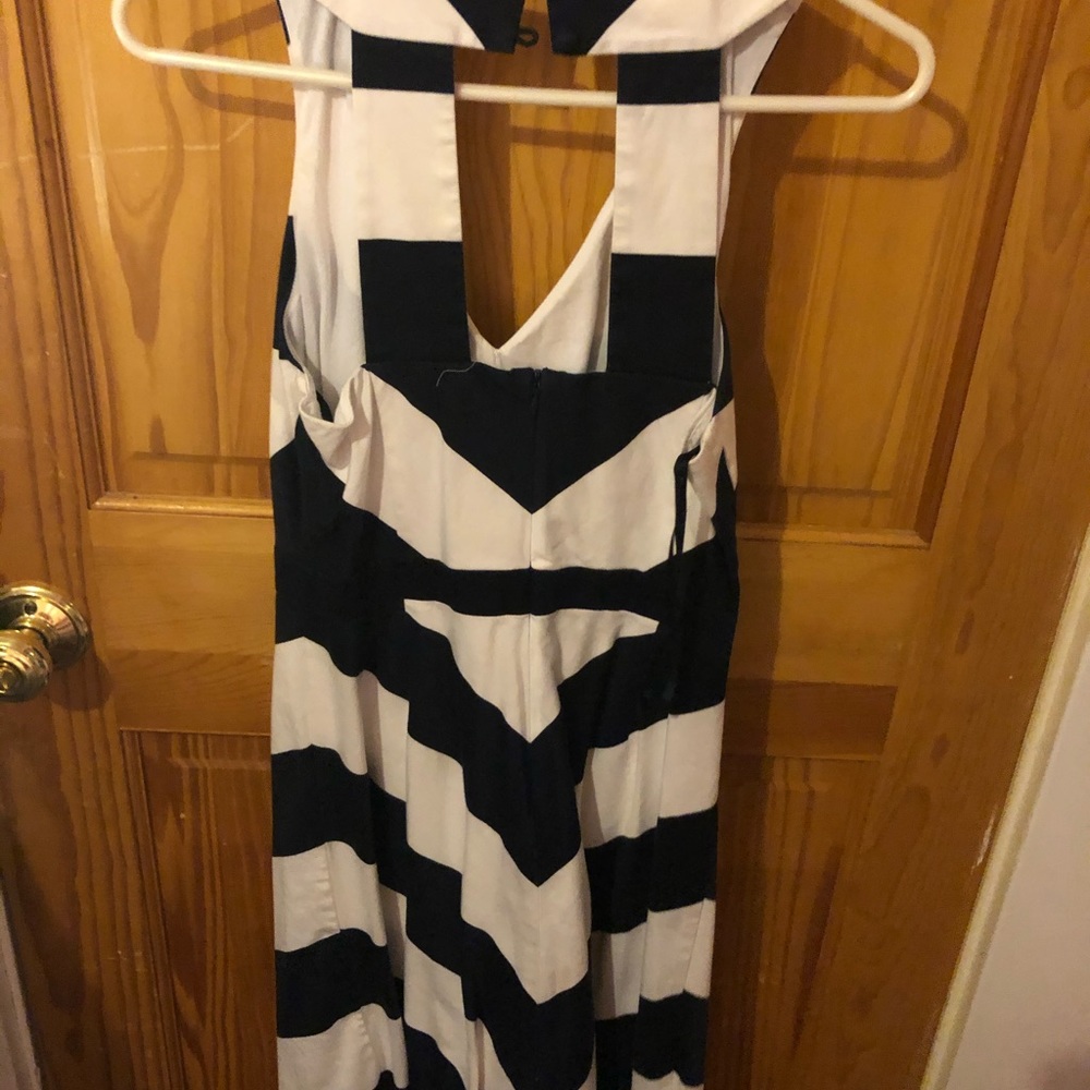 Vineyard Vines size 6 navy and white chevron dress